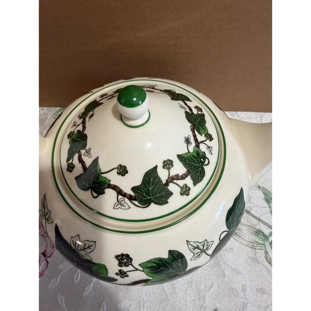 Wedgwood Napoleon Ivy Teapot Cream Green Leaf Made in England Barlaston 1815
